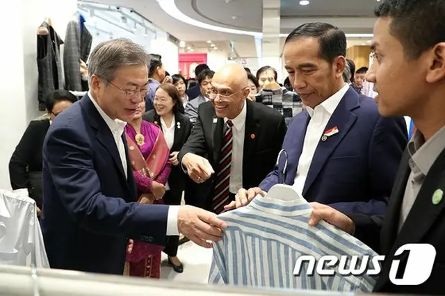 2018年 訪韓したジョコ・ウィドド インドネシア大統領と文在寅 韓国大統領が、ソウルの商業施設の売り場を訪れた様子（画像提供:wowkorea）
