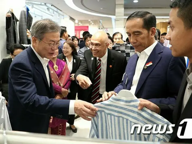 2018年 訪韓したジョコ・ウィドド インドネシア大統領と文在寅 韓国大統領が、ソウルの商業施設の売り場を訪れた様子（画像提供:wowkorea）