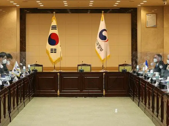 18日 韓国政府ソウル庁舎で開かれた、朴映宣 韓国中小ベンチャー企業相とフランスのフランク・リエステール文化・貿易相の面談（画像提供:wowkorea）