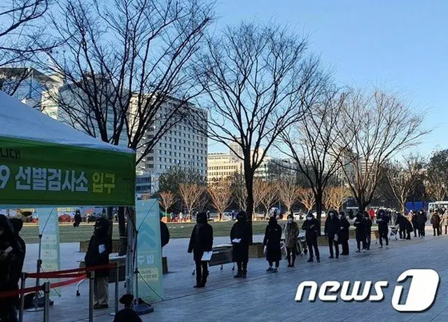 19日 韓国ソウル市庁の前に設置された新型コロナウイルス感染症 臨時選別診療所を訪れたソウル市民たちが、長蛇の列をなしている（画像提供:wowkorea）