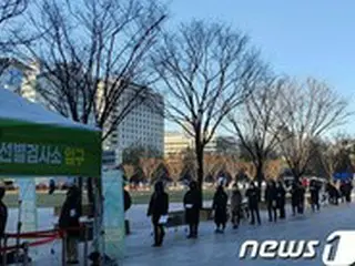 韓国の感染者「連日1000人台」に不安なソウル市民…「休みの時に検査」で、選別診療所に“長蛇の列”