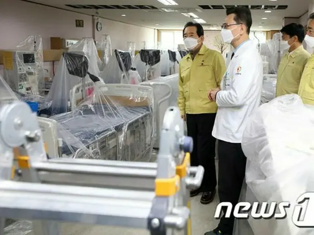 19日午前、韓国 京畿道平澤市の博愛病院を訪れた丁世均 首相（画像提供:wowkorea）