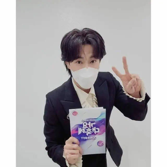 ユンホ（東方神起）、「KBS歌謡祭」のMCを終え“好青年ビジュアル”の報告ショットにファンも「お疲れ様でした」（画像:「東方神起」公式インスタグラム）