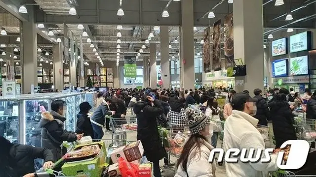 「第3段階に備えて食料買いだめ」…買い物客で混雑する大型マート＝韓国ソウル（画像提供:wowkorea）