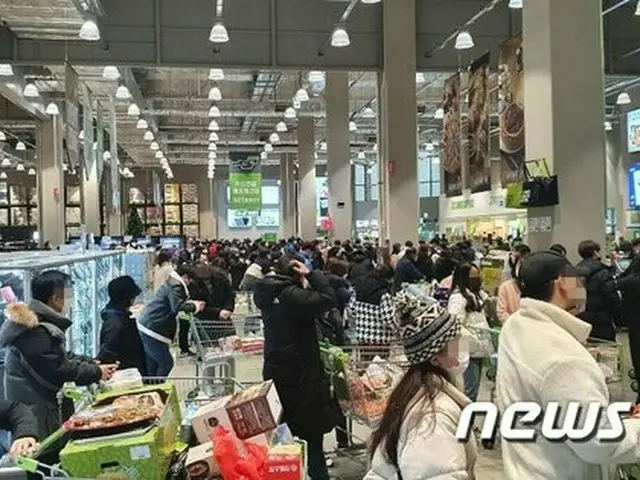 「第3段階に備えて食料買いだめ」…買い物客で混雑する大型マート＝韓国ソウル（画像提供:wowkorea）