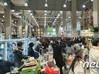 「第3段階に備えて食料買いだめ」…買い物客で混雑する大型マート＝韓国ソウル