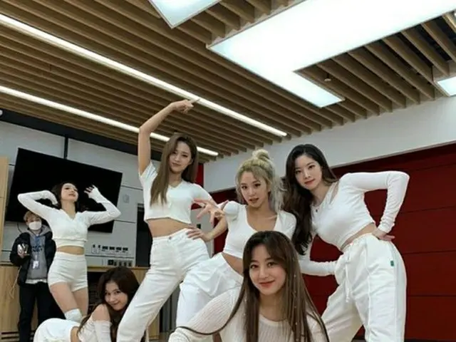 「TWICE」のサナ、自家隔離解除後初の近況報告…人数が増えていく遊び心のある投稿に歓迎の声（画像提供:wowkorea）