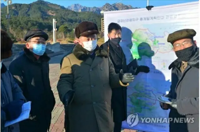 北朝鮮の朝鮮労働党機関紙、労働新聞は２０日、金徳訓首相が金剛山観光地区の開発事業現場を視察したと報じた＝（聯合ニュース）≪転載・転用禁止≫