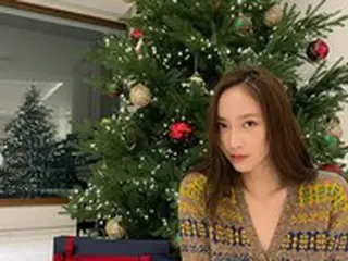 クリスタル（F(x)）、クリスマスツリーの前で輝かしい美貌を披露