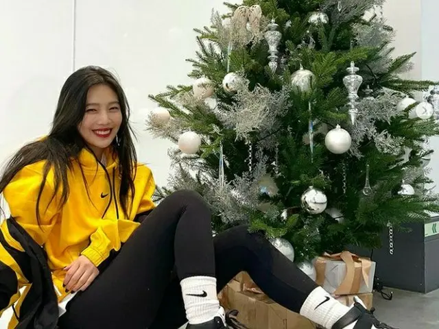 ジョイ（Red Velvet）、クリスマスツリーのわくわくする日常を公開（画像提供:wowkorea）