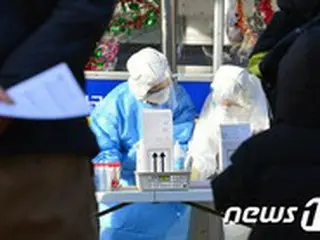 「コロナの症状はないけれど不安」…歴代最高感染者数発生に厳しい寒さの中、検診に行列＝韓国