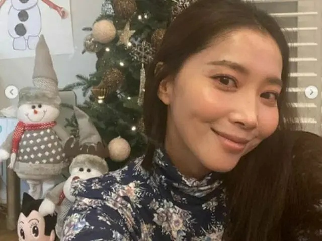 女優オ・ユナ、息子のミニくんとクリスマスツリー作り…「とても遅くなったけれど」（画像提供:wowkorea）