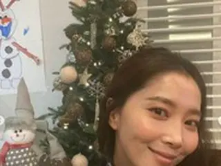 女優オ・ユナ、息子のミニくんとクリスマスツリー作り…「とても遅くなったけれど」