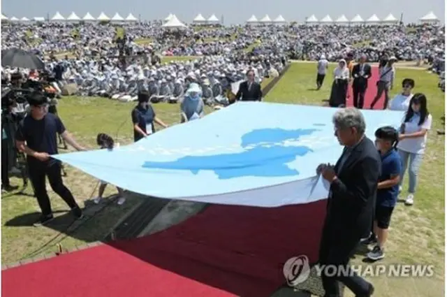 昨年6月25日、南北軍事境界線に近い京畿道・坡州で開かれた朝鮮半島の平和を祈るミサ＝（聯合ニュース）
