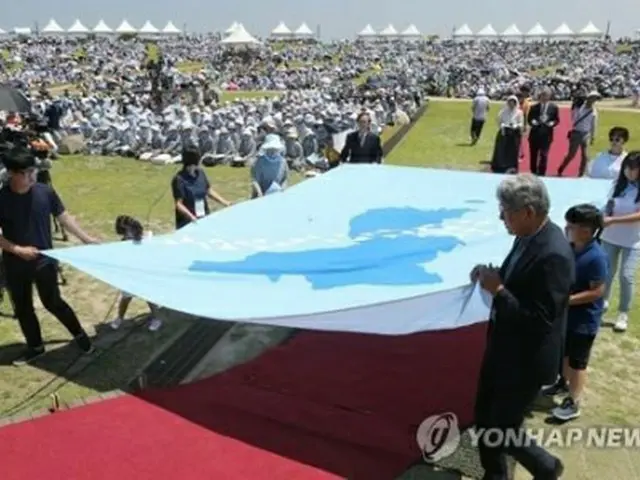 昨年6月25日、南北軍事境界線に近い京畿道・坡州で開かれた朝鮮半島の平和を祈るミサ＝（聯合ニュース）