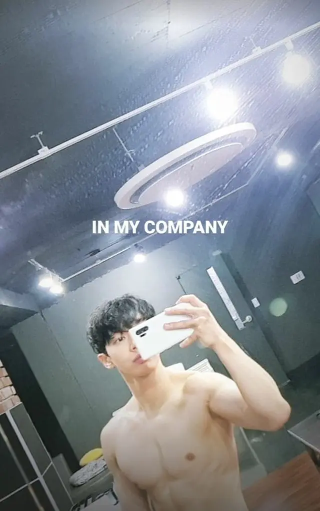 イ・ギグァン(Highlight)、58kgでも弾けそうな胸筋、パックリ割れた腹筋が視線奪う（画像提供:wowkorea）