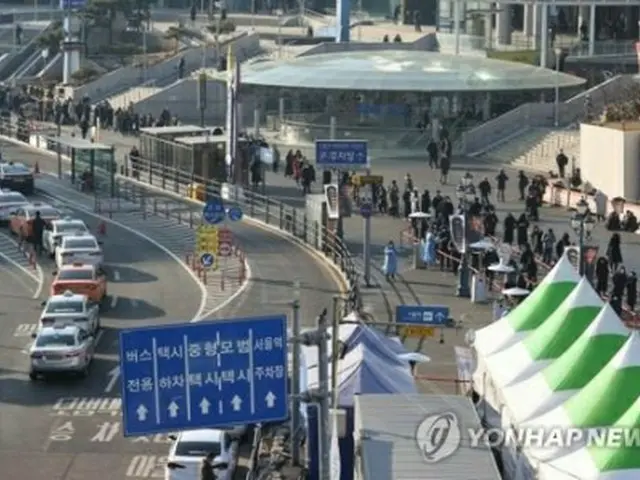 ソウル駅広場に設けられた新型コロナウイルスの臨時検査所を訪れた市民が、列を作って順番を待っている=２１日、ソウル（聯合ニュース）