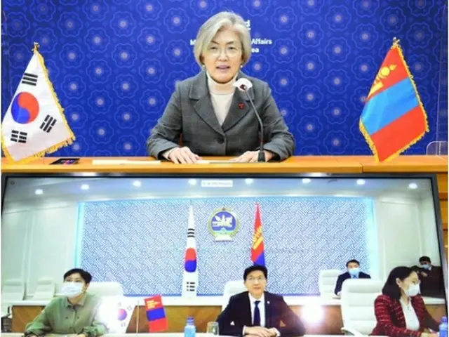 康長官（上）がモンゴルのエンフタイワン外相とテレビ会議形式で会談した（外交部提供）＝（聯合ニュース）≪転載・転用禁止≫