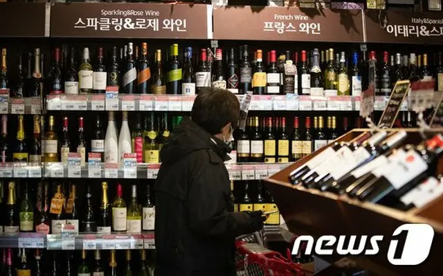 韓国ソウル市内の大型スーパーにあるワイン売り場（画像提供:wowkorea）