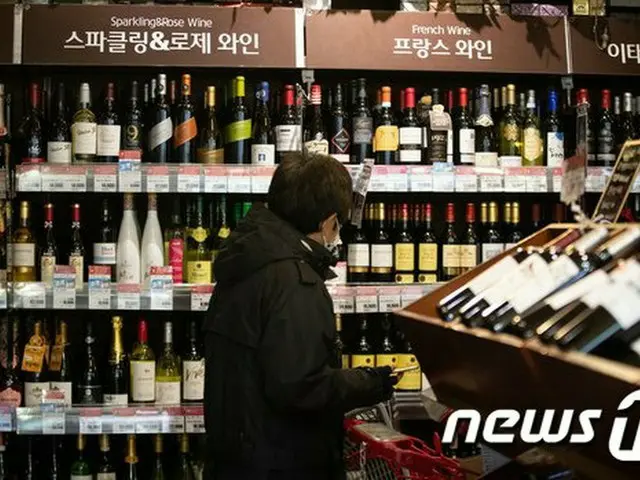 韓国ソウル市内の大型スーパーにあるワイン売り場（画像提供:wowkorea）