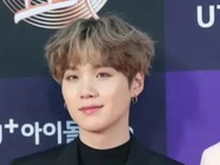 肩手術のSUGA、復帰間近？「BTS（防弾少年団）」メンバーと共に広告撮影に参加