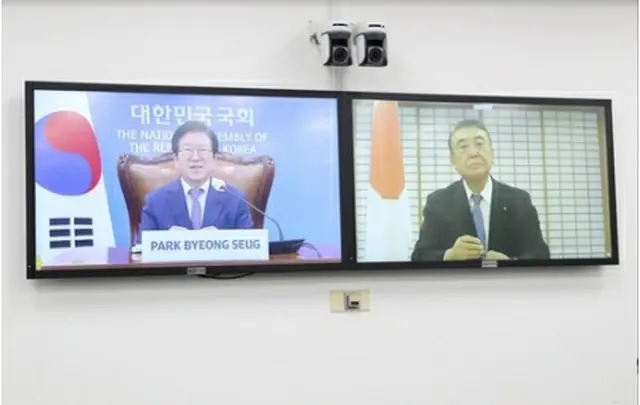 朴氏（左）と大島氏がテレビ会議方式で協議した（国会事務処提供）＝（聯合ニュース）≪転載・転用禁止≫