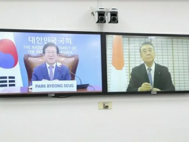 朴氏（左）と大島氏がテレビ会議方式で協議した（国会事務処提供）＝（聯合ニュース）≪転載・転用禁止≫