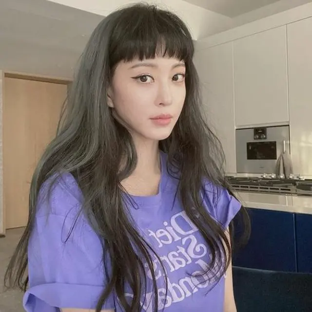 女優ハン・イェスル、Tシャツでもバービー人形のビジュアル“今年の年末はステイホーム”（画像提供:wowkorea）