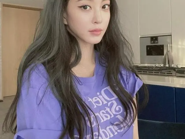 女優ハン・イェスル、Tシャツでもバービー人形のビジュアル“今年の年末はステイホーム”（画像提供:wowkorea）