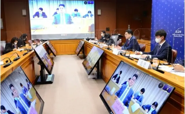 テレビ会議を行う崔鍾建・外交部第１次官（右から２人目、外交部提供）＝（聯合ニュース）≪転載・転用禁止≫