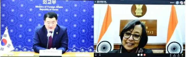 テレビ会議を行う韓国とインドの外務次官（外交部提供）＝２３日、ソウル（聯合ニュース）