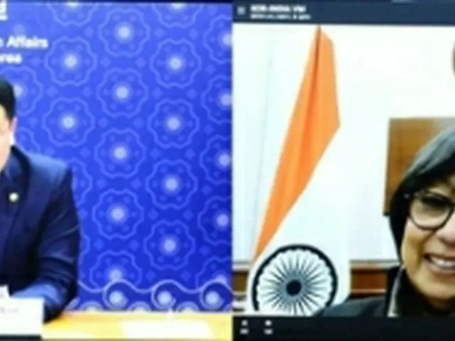 テレビ会議を行う韓国とインドの外務次官（外交部提供）＝２３日、ソウル（聯合ニュース）