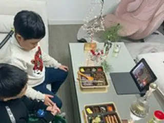 女優パク・ウネ、オンライン誕生日会の息子を見て“胸が苦しい…大人たちも我慢強く”