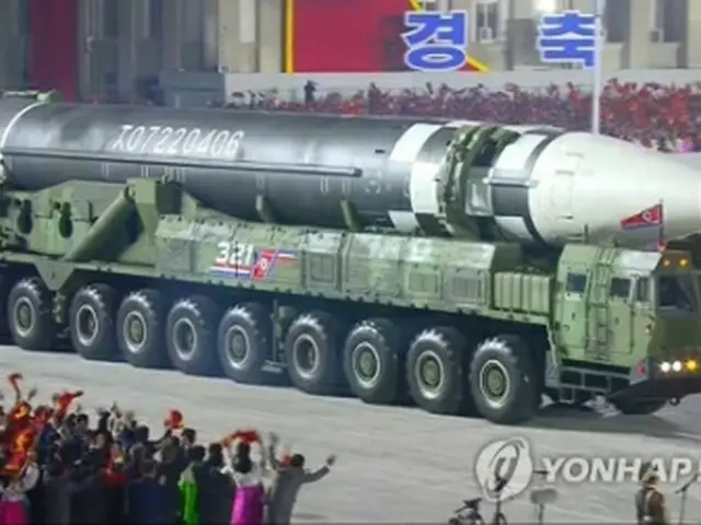 北朝鮮が１０月１０日、朝鮮労働党創建７５周年の軍事パレードで公開した新型ＩＣＢＭ（朝鮮中央テレビより）＝（聯合ニュース）≪転載・転用禁止≫