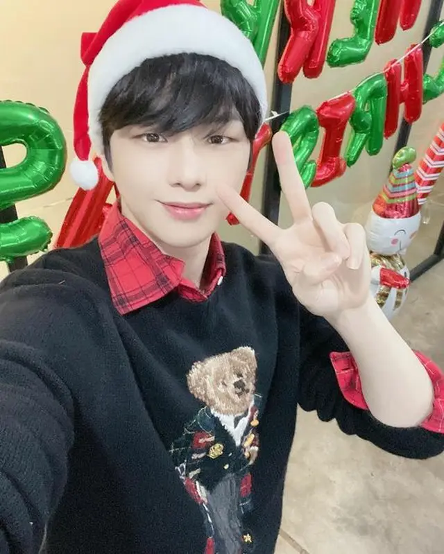 歌手カン・ダニエル、クリスマスに一緒に過ごしたい子犬のような可愛さでメリークリスマス（画像提供:wowkorea）