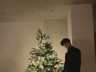 「NCT」ジェヒョン、大きいクリスマスツリーと同じ身長…マネキンと言われても信じそう