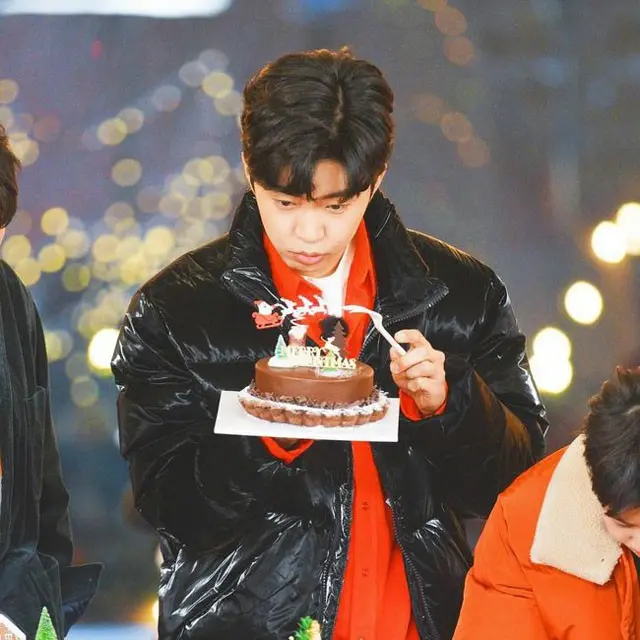 イム・ヨンウン、クリスマスケーキのサンタクロースが気になる“トロットヒーロー”（画像提供:wowkorea）