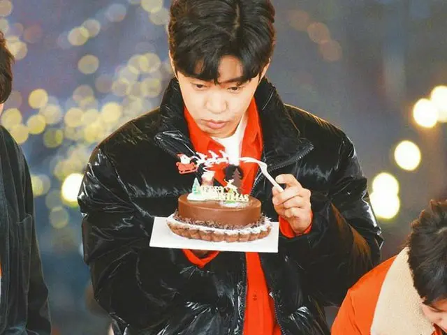 イム・ヨンウン、クリスマスケーキのサンタクロースが気になる“トロットヒーロー”（画像提供:wowkorea）