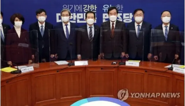 国会で協議した丁世均（チョン・セギュン）首相（右から４人目）、共に民主党の李洛淵（イ・ナギョン）代表（同３人目）、盧英敏（ノ・ヨンミン）大統領秘書室長（同５人目）ら＝２７日、ソウル（聯合ニュース）