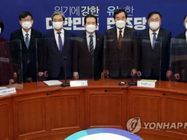 国会で協議した丁世均（チョン・セギュン）首相（右から４人目）、共に民主党の李洛淵（イ・ナギョン）代表（同３人目）、盧英敏（ノ・ヨンミン）大統領秘書室長（同５人目）ら＝２７日、ソウル（聯合ニュース）