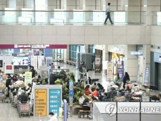 仁川国際空港の指定場所で待機する海外からの入国者＝２８日、仁川（聯合ニュース）