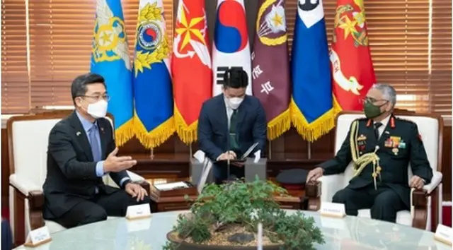 ナラバニ氏（右）の表明訪問を受ける徐氏（国防部提供）＝２８日、ソウル（聯合ニュース）