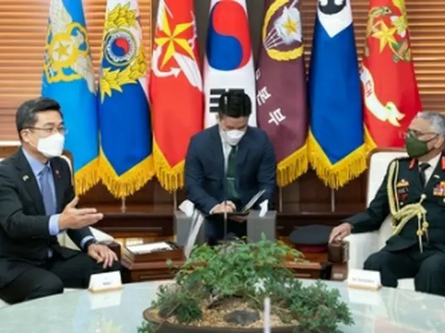 ナラバニ氏（右）の表明訪問を受ける徐氏（国防部提供）＝２８日、ソウル（聯合ニュース）