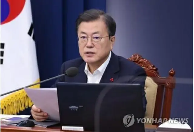 首席秘書官・補佐官会議で発言する文大統領＝28日、ソウル（聯合ニュース）