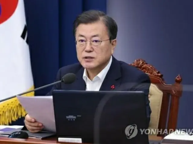 首席秘書官・補佐官会議で発言する文大統領＝28日、ソウル（聯合ニュース）