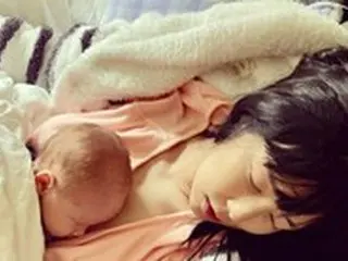 日本人タレントのサユリ、SNSでハーフの息子を公開＝“幸せな家族写真”