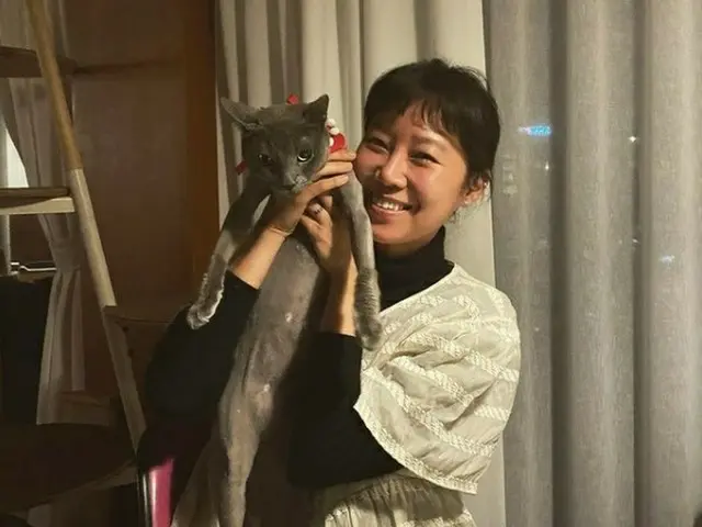 女優コン・ヒョジン、親友ソン・ダムビの家に遊びに行った？写真を公開＝ペットの猫を抱いて幸せそうな笑顔（画像提供:wowkorea）