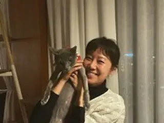 女優コン・ヒョジン、親友ソン・ダムビの家に遊びに行った？写真を公開＝ペットの猫を抱いて幸せそうな笑顔