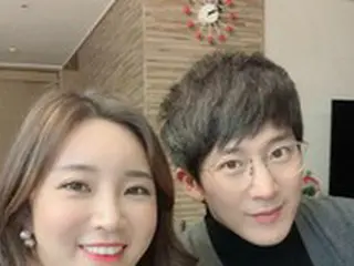 女子プロゴルファーのイ・ボミ、夫で俳優のイ・ワンから結婚1周年にもらった腕時計を公開
