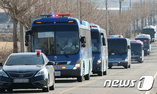 28日、韓国ソウルの東部拘置所で新型コロナの感染判定を受けた収容者を乗せたバス（画像提供:wowkorea）